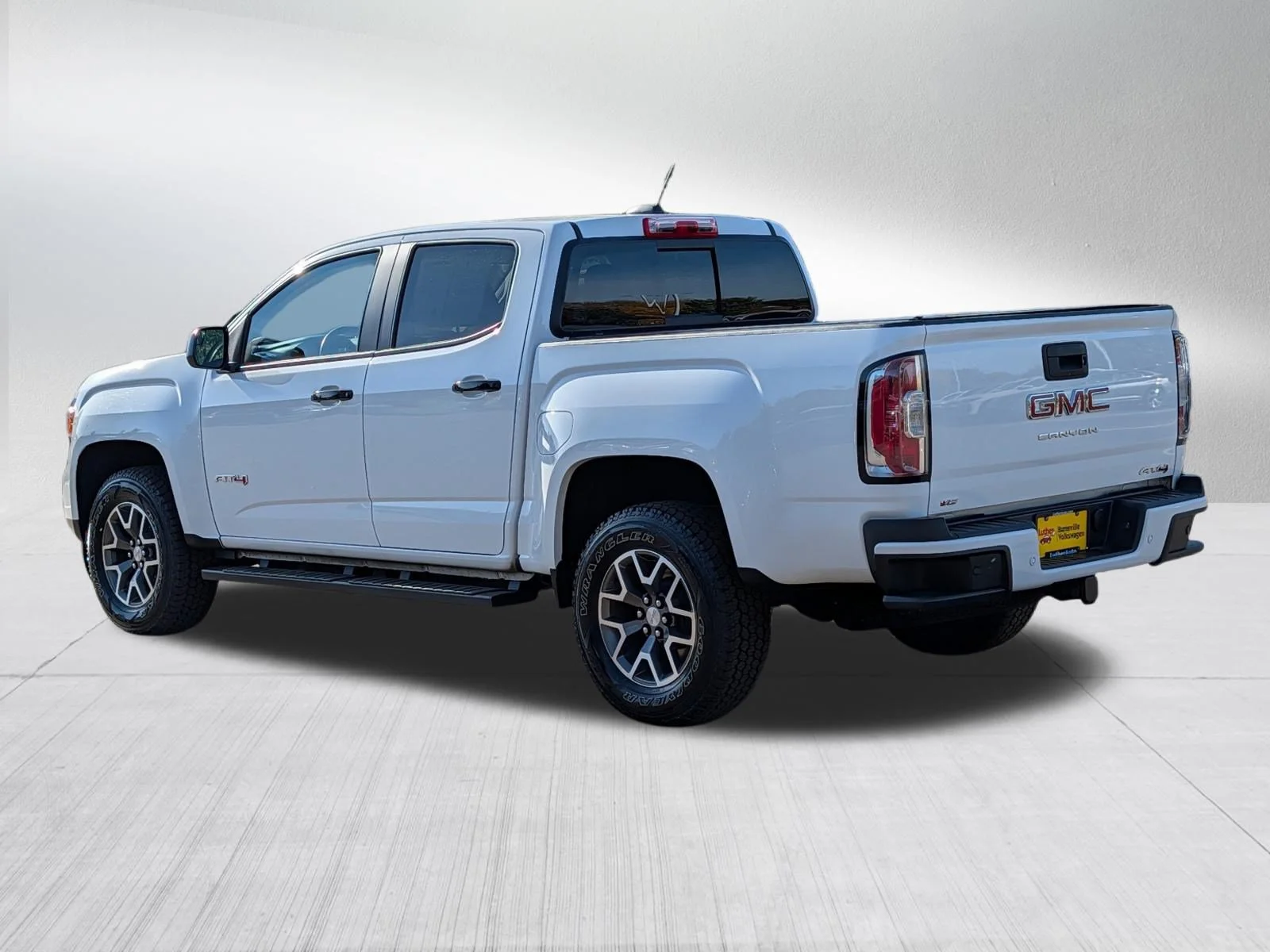 Used 2022 Summit White GMC 4WD AT4 w/Leather image 5