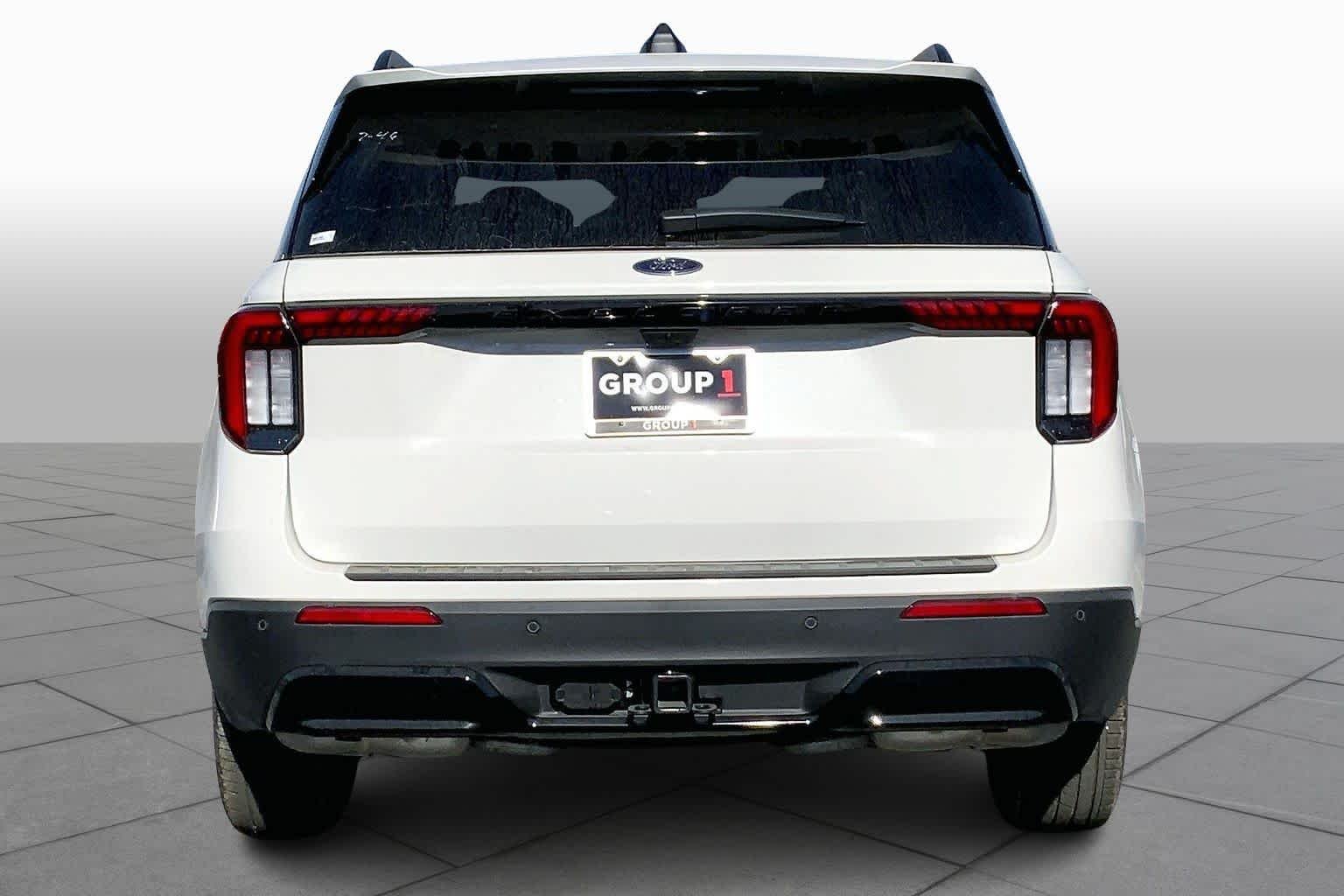 New 2026 Star White Metallic Tri-Coat Ford ST-Line image 4