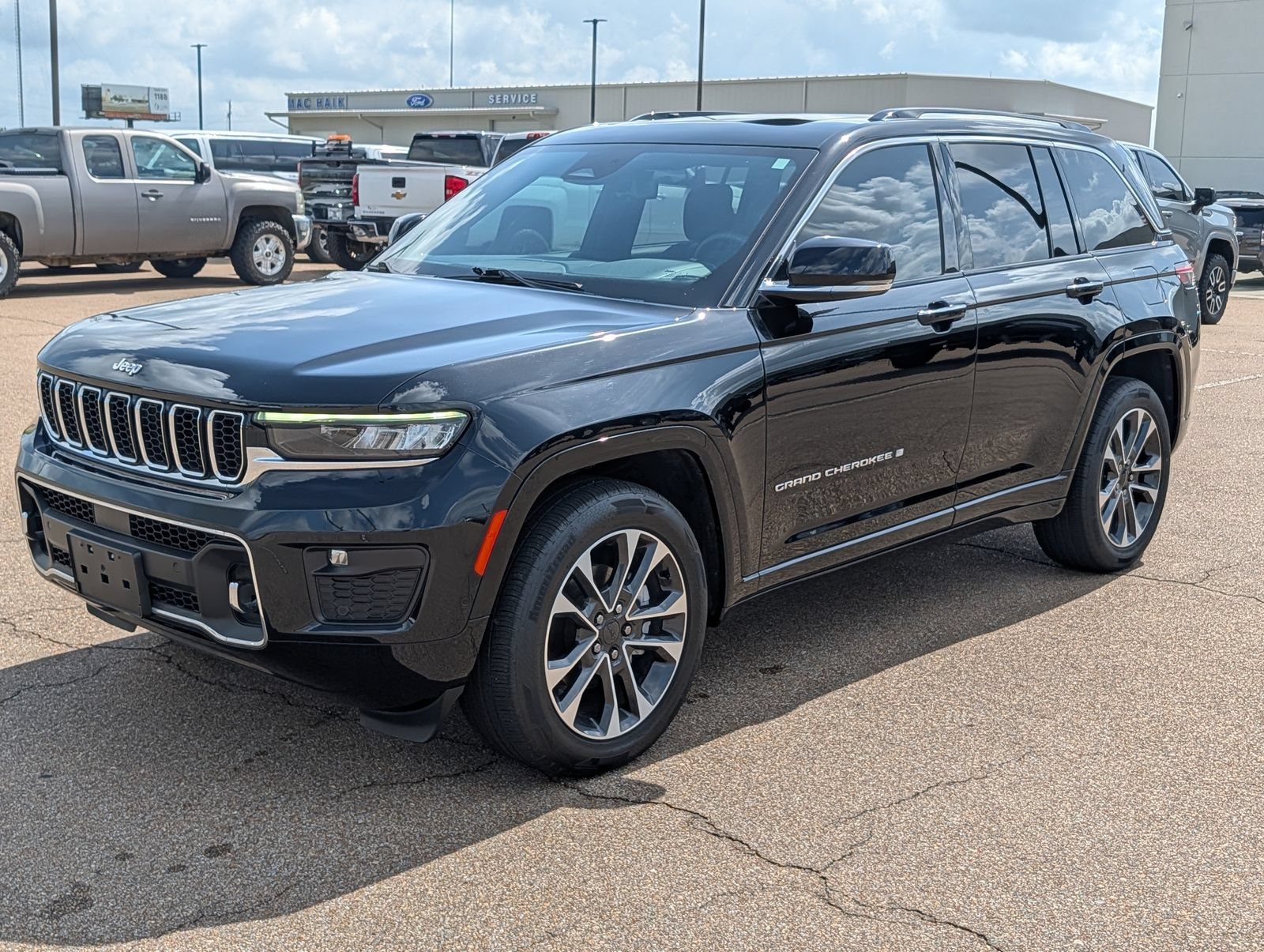 Used 2023 Black Jeep Overland 4x4 image 1
