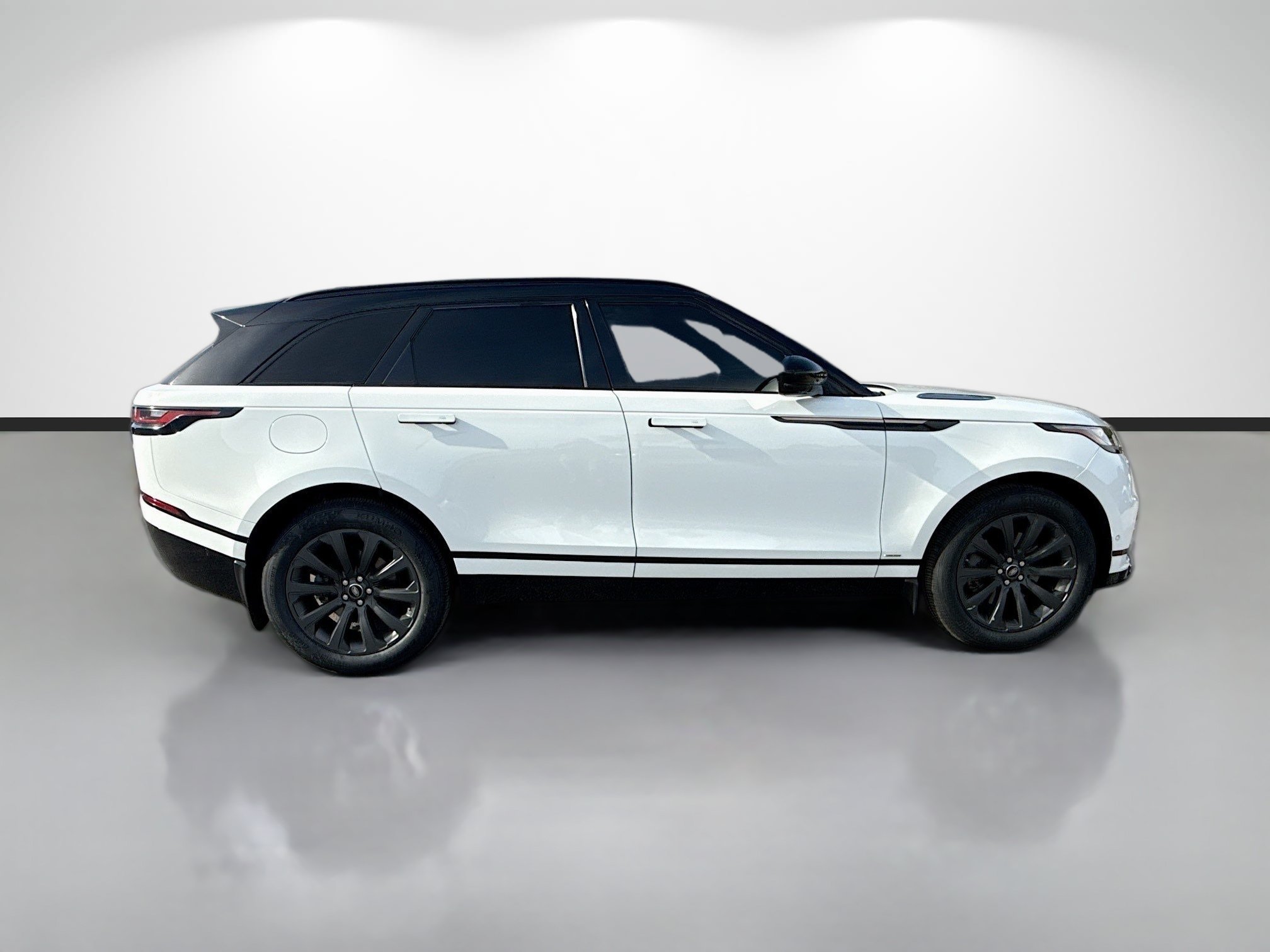 Used 2019 White Land Rover R-Dynamic SE image 6