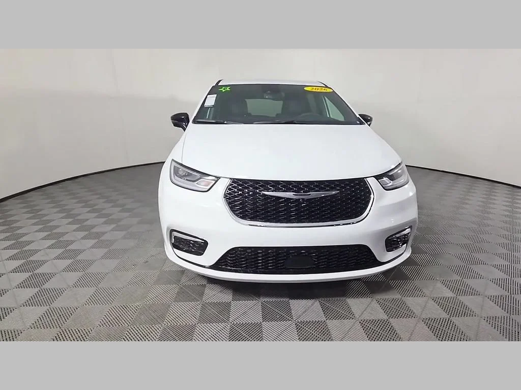 New 2026 Bright White Clear-Coat Exterior Paint Chrysler Select image 39