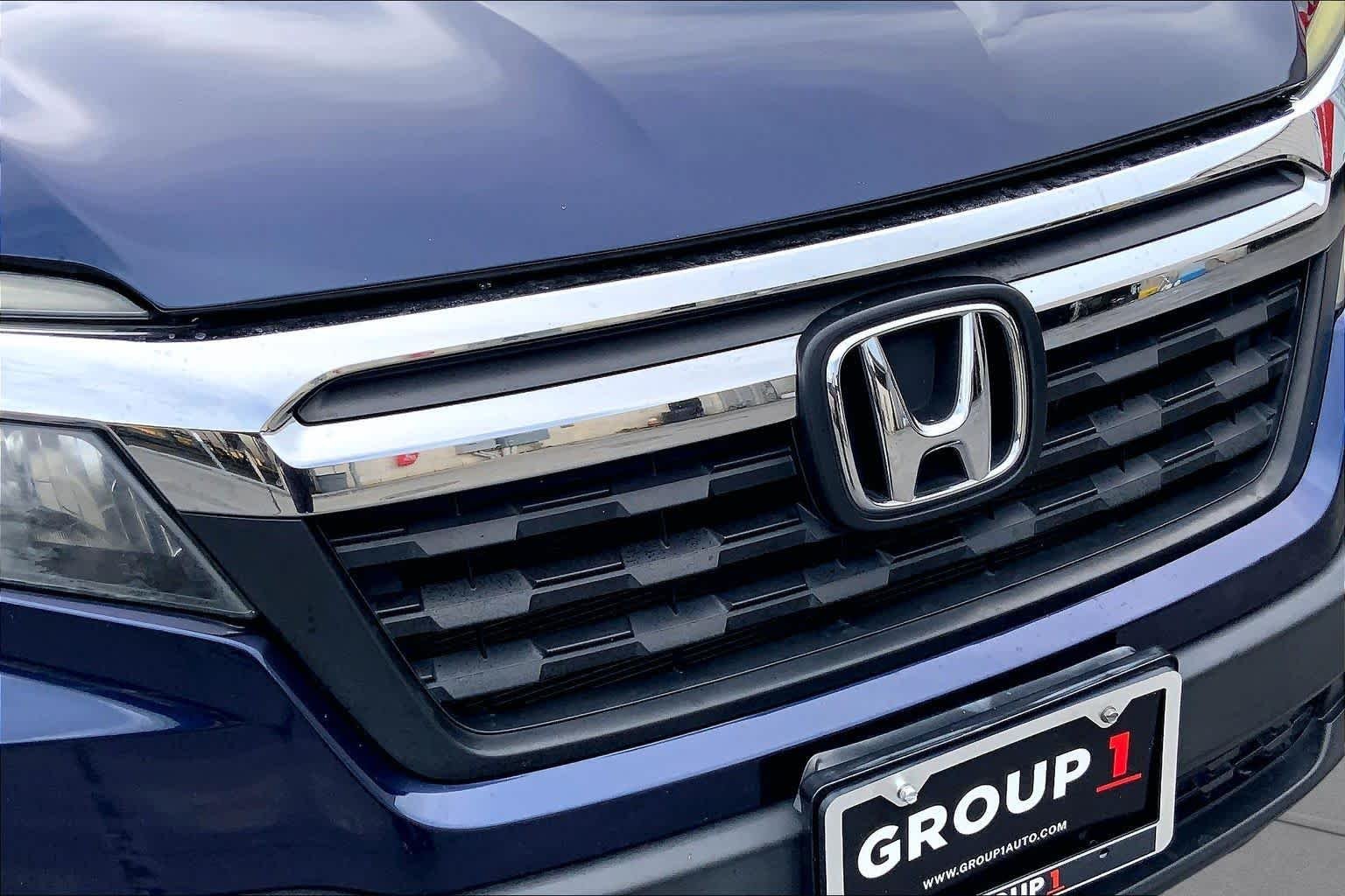 Used 2019 Obsidian Blue Pearl Honda RTL-T image 30