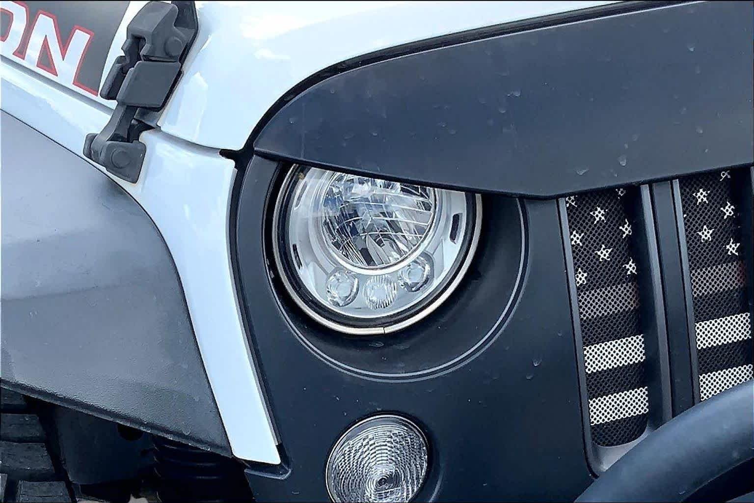 Used 2017 Bright White Clearcoat Jeep Rubicon Recon image 27
