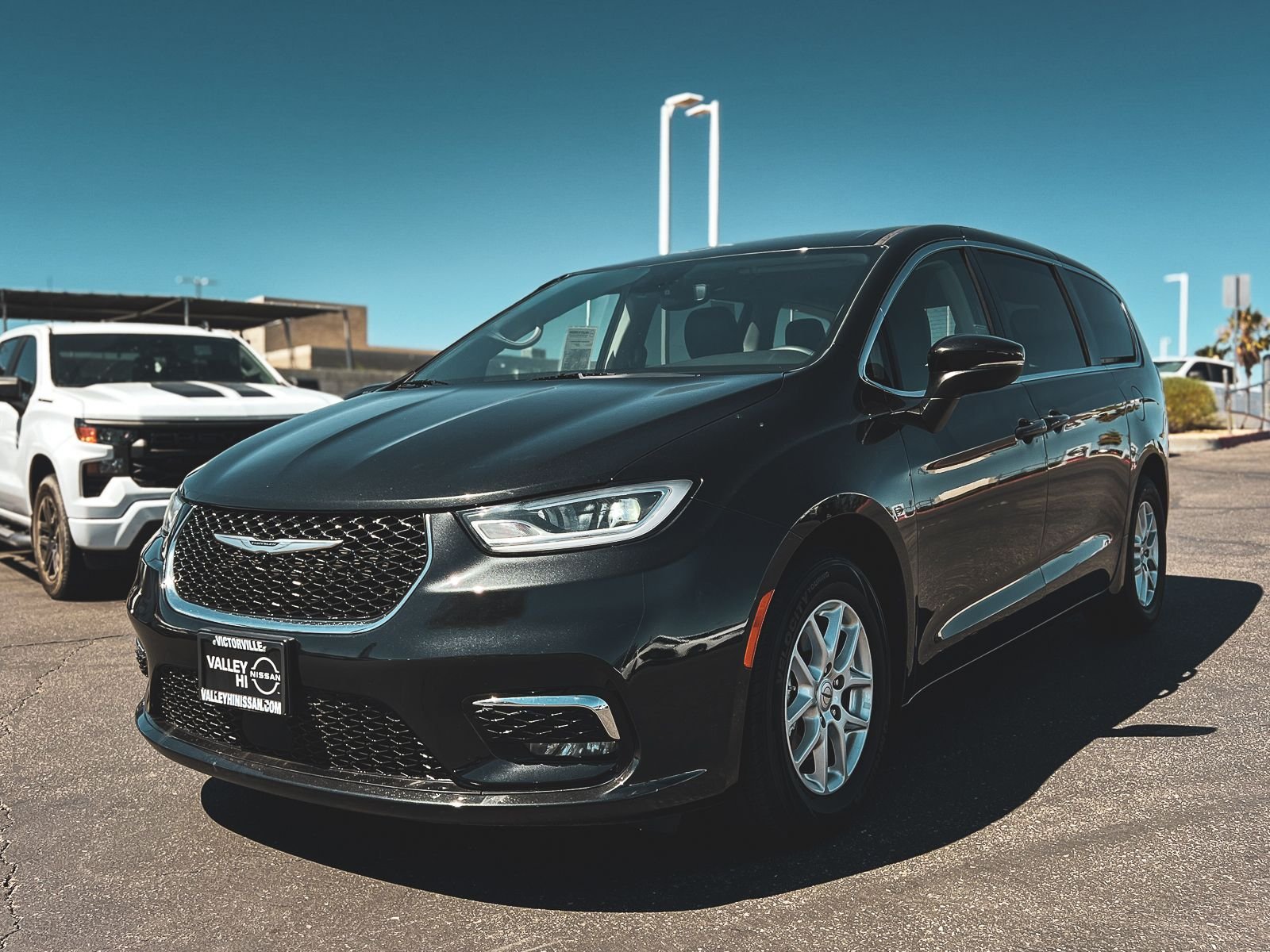 Used 2023 Black Chrysler Touring L image 3