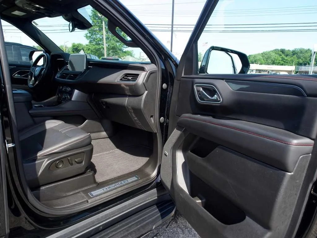 2023 Chevrolet Suburban RST - Photo 37