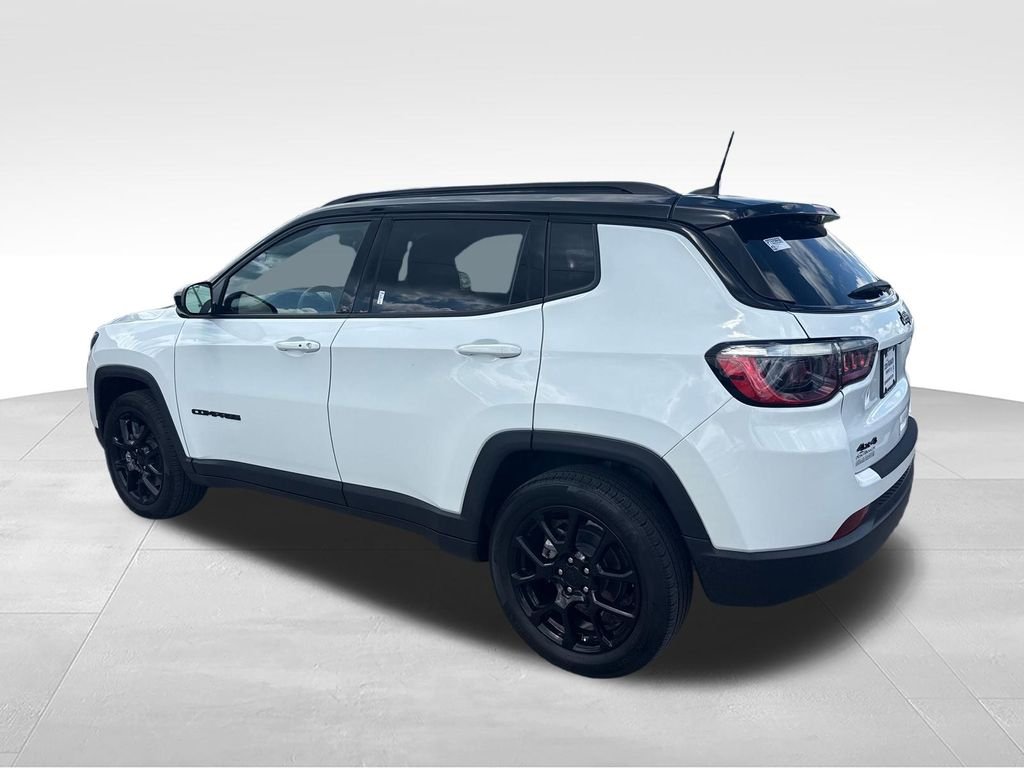 Used 2023 White Jeep Latitude image 4
