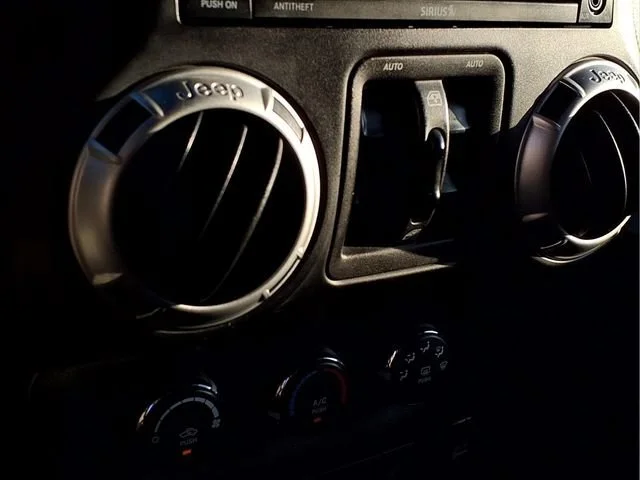Used 2014  Jeep Sahara image 9