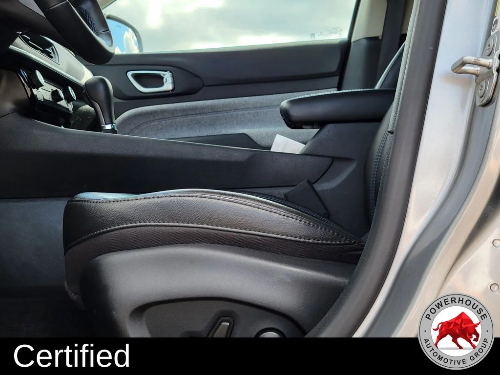 Used 2022 Silver Jeep Latitude image 25