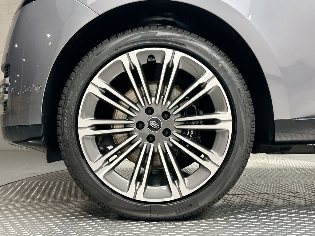 Used 2024  Land Rover SE image 10