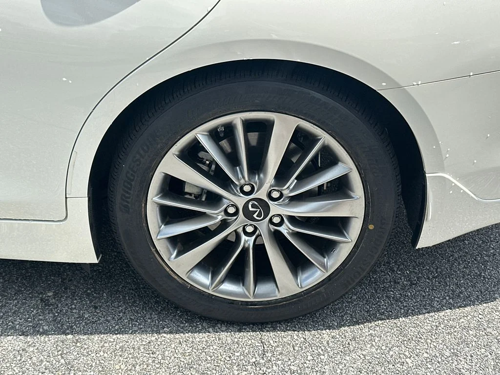 Used 2023 White INFINITI LUXE image 17