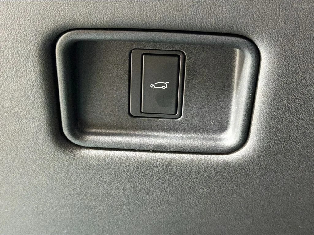 New 2026 Santorini Black Metallic Land Rover SE image 10