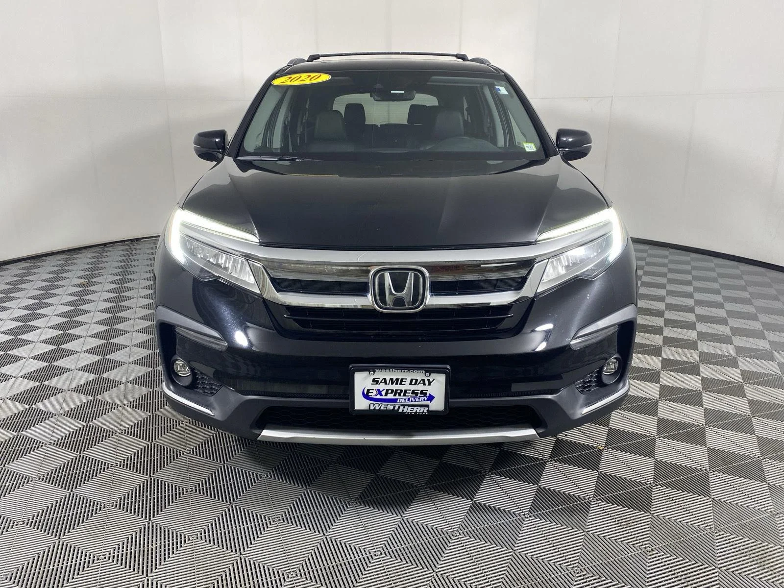 Used 2020 Crystal Black Pearl Honda Touring w/Rear Captain's Chairs image 2