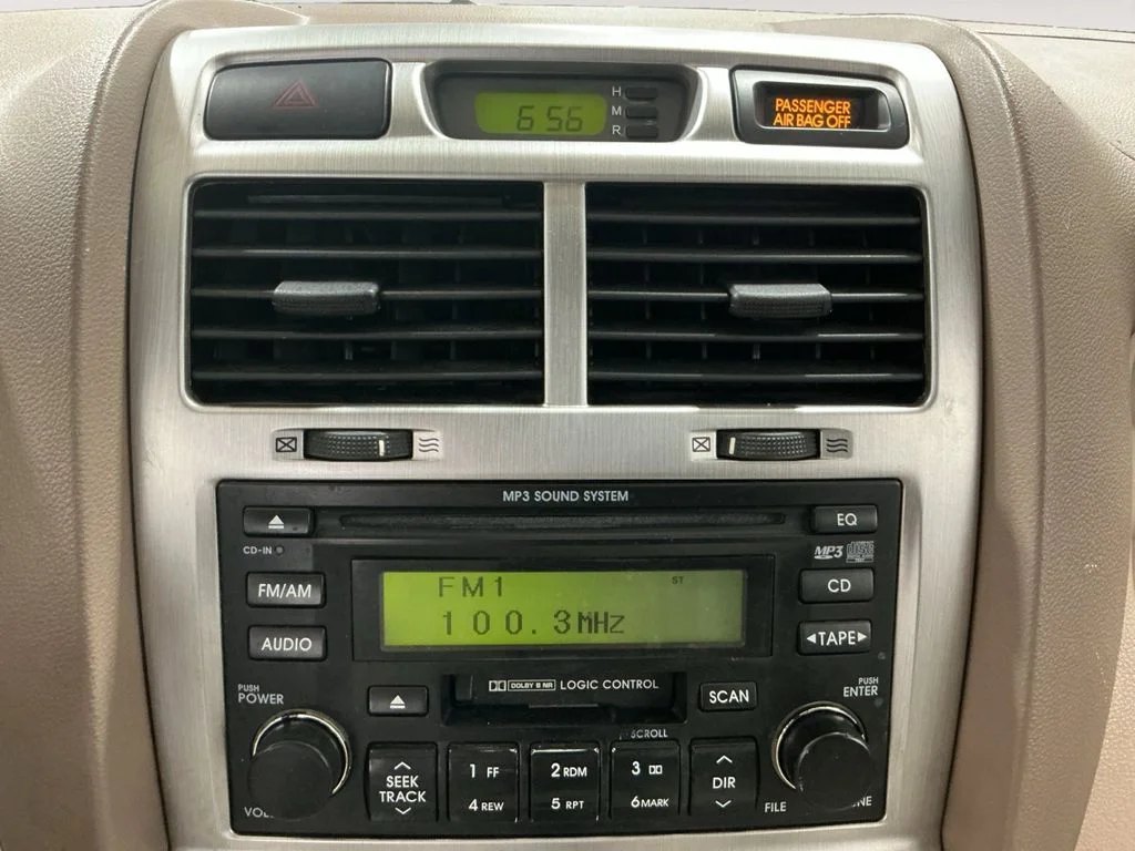 Used 2005 White Kia EX image 15