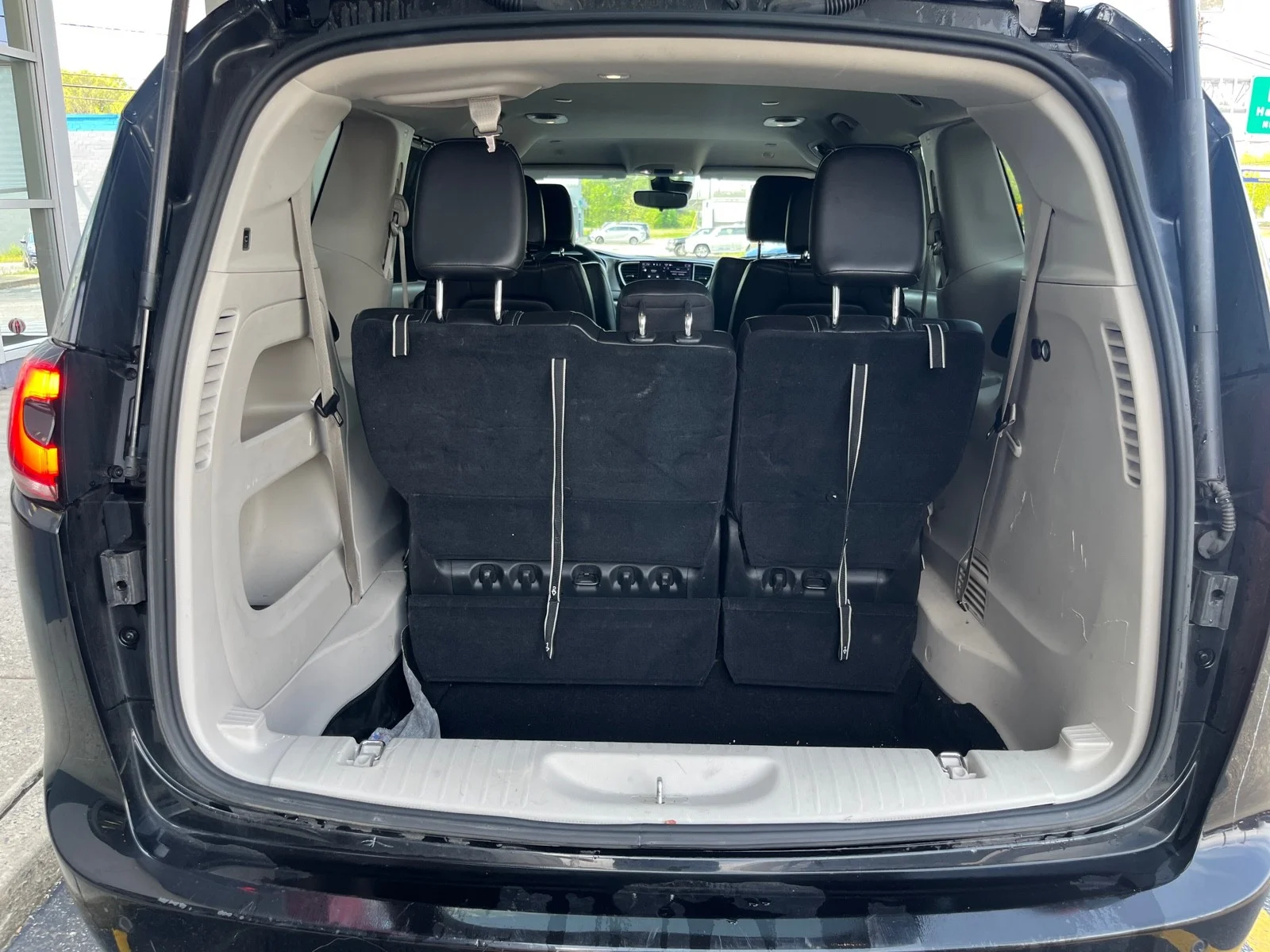 Used 2023 Brilliant Black Crystal Pearlcoat Chrysler Touring L FWD image 9