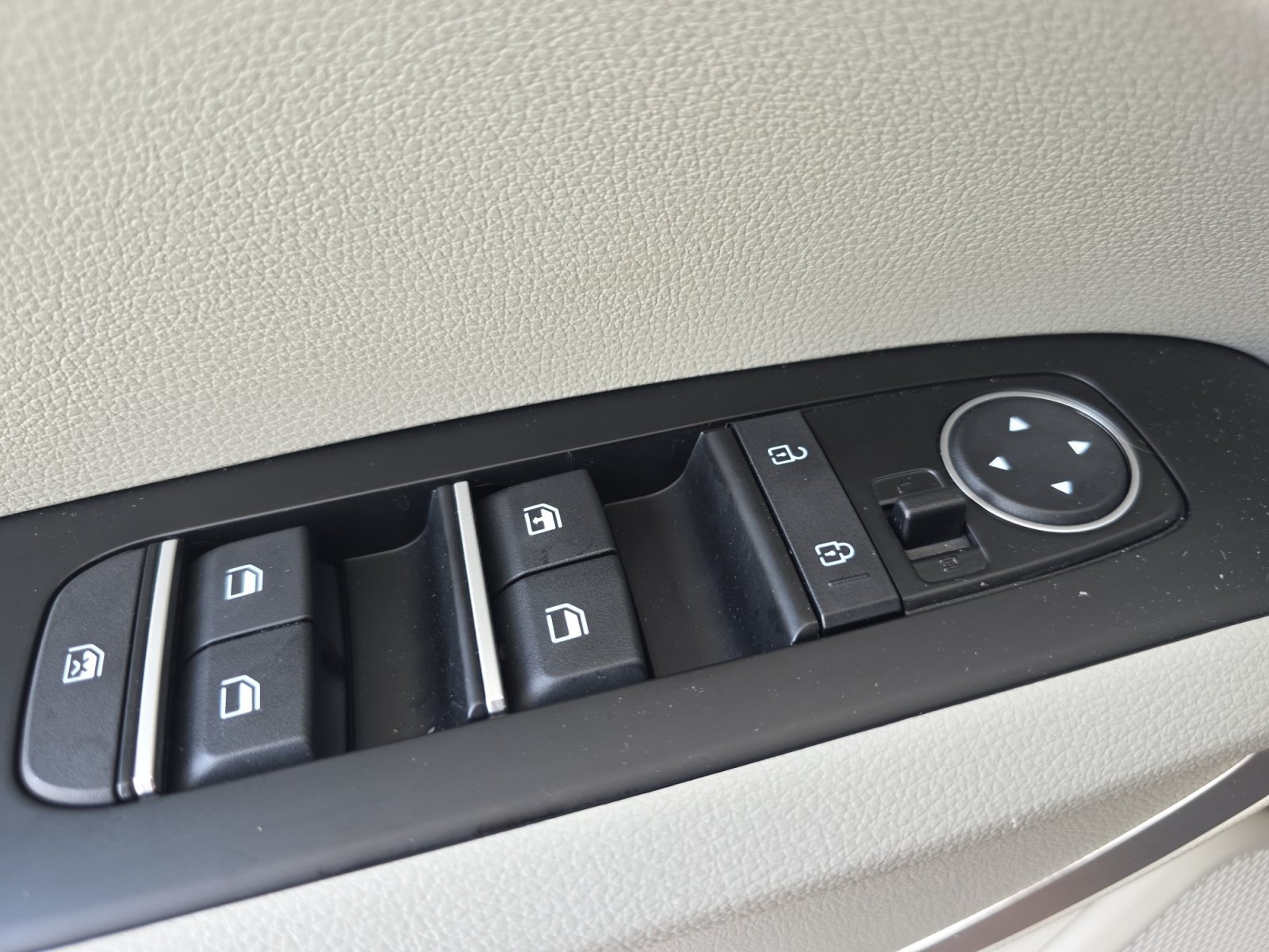 Certified Used 2025 Steel Gray Kia LX image 26