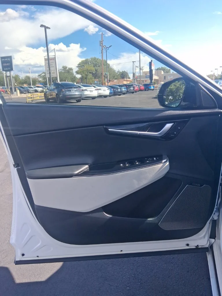Used 2023 White Kia GT-Line image 5