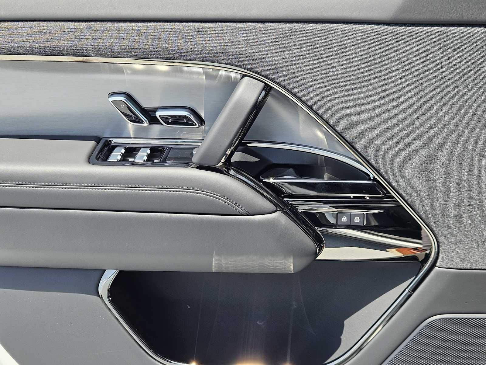 New 2026 Fuji White LAND ROVER SE image 21