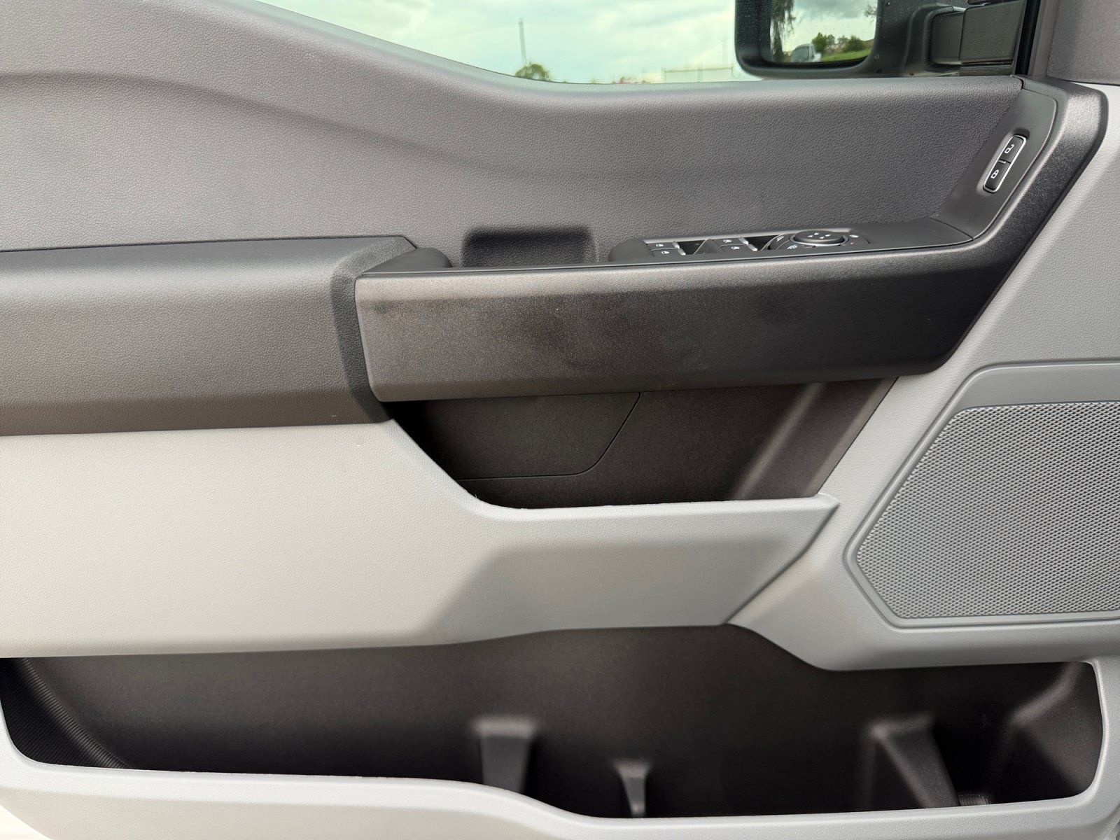 New 2026 Oxford White Ford XL image 17