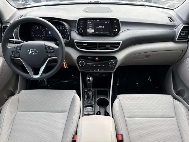 Used 2020 White Hyundai SE image 16