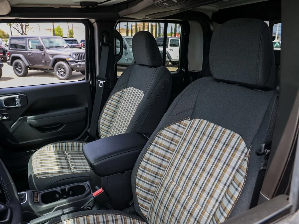 New 2026 Black Clear-Coat Exterior Paint Jeep 85th Anniversary Edition image 15