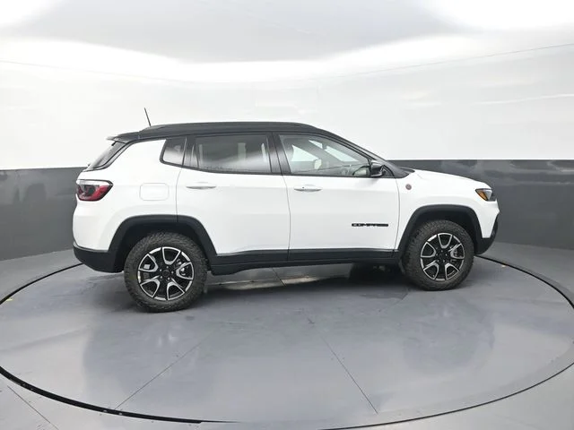New 2026 Bright White Clear-Coat Exterior Paint Jeep Trailhawk image 10
