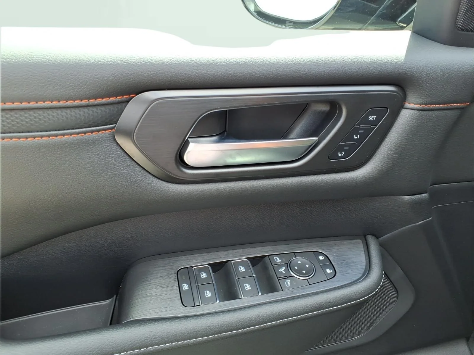 New 2026 Alpine Metallic / Super Black Two-tone Nissan PRO-4X® image 11