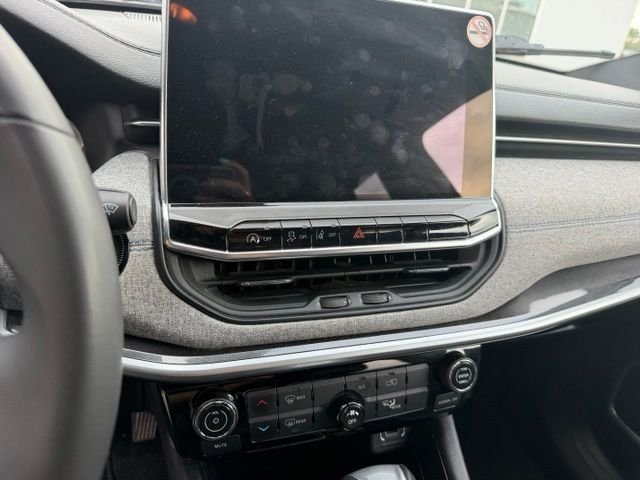 Used 2024 White Jeep Latitude image 6