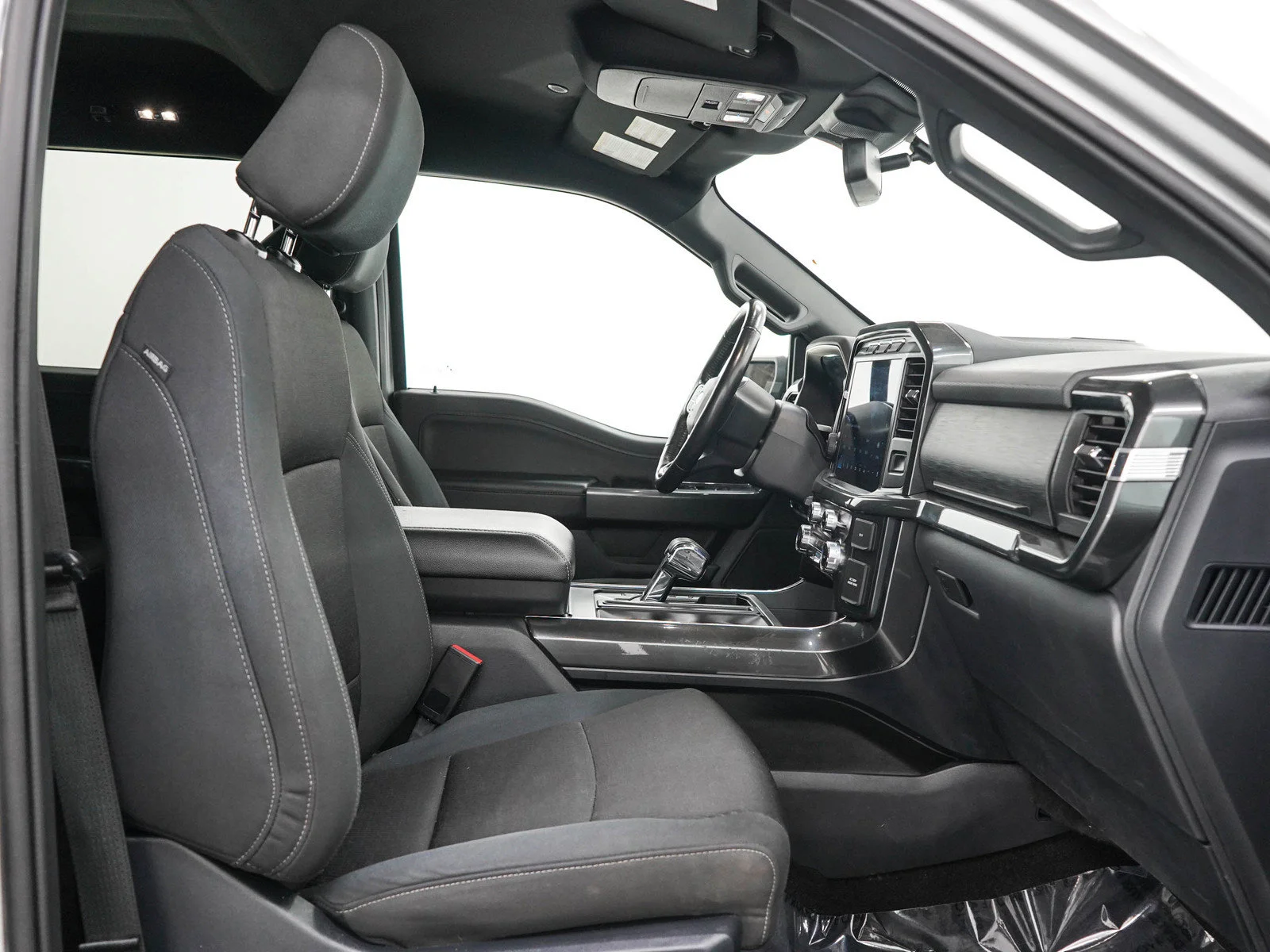 Used 2022  Ford XL image 12