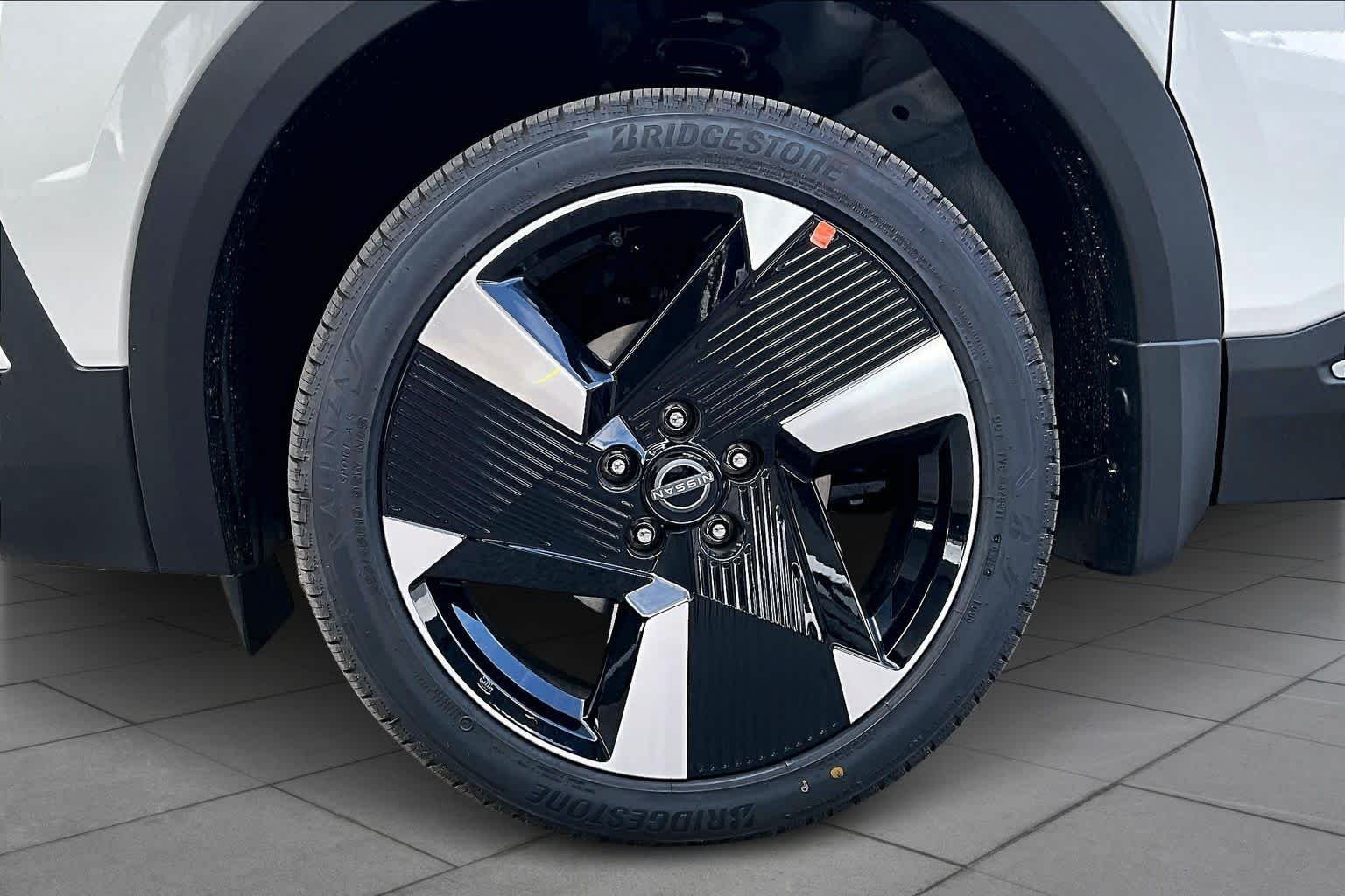 New 2026 Aspen White TriCoat / Super Black Two-tone Nissan SR image 9