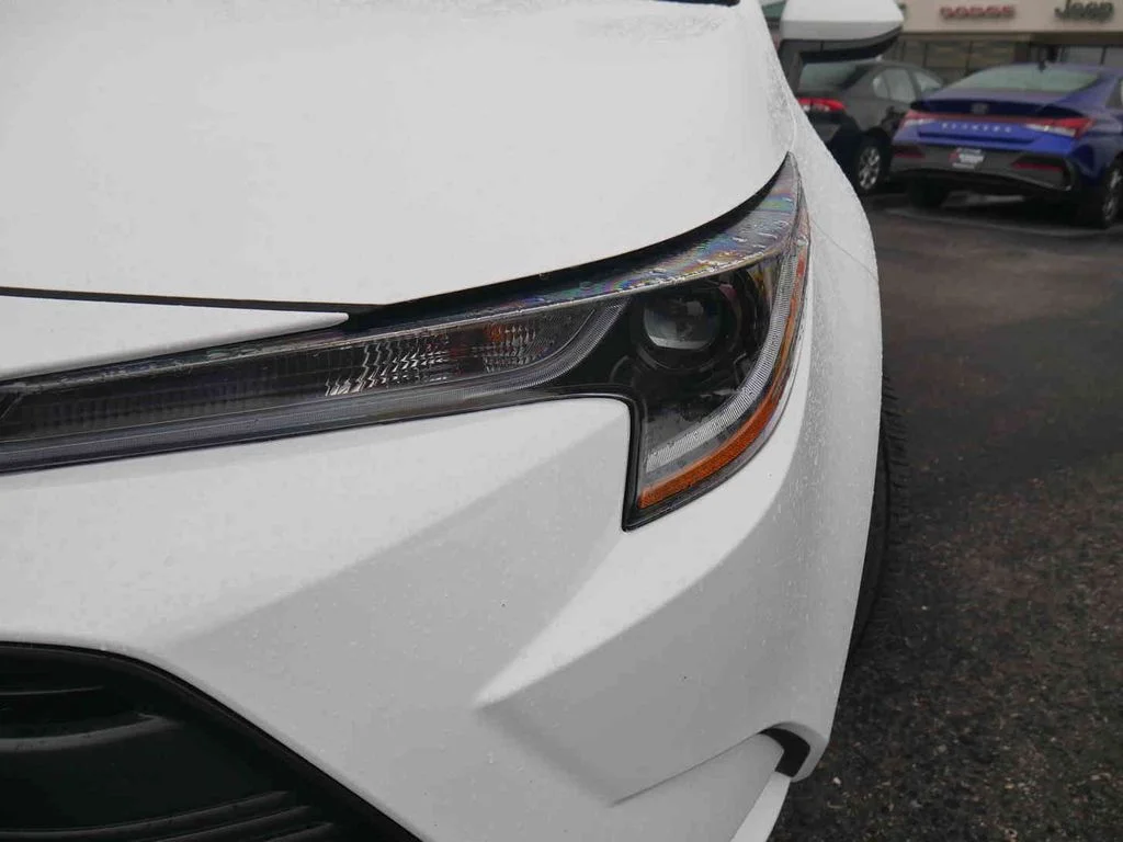 Used 2025 White Toyota LE image 18