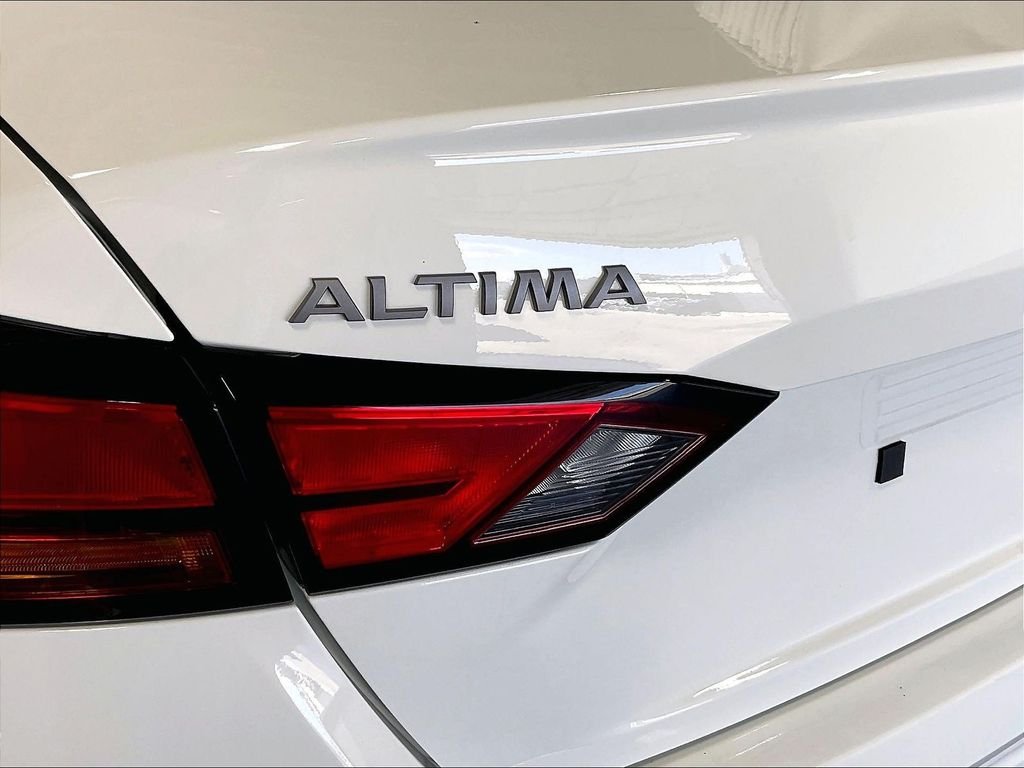 Used 2024 White Nissan 2.5 SR image 28