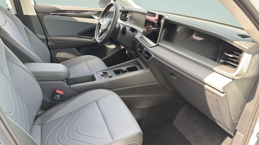 New 2026 Pure White Volkswagen 2.0T SE image 31