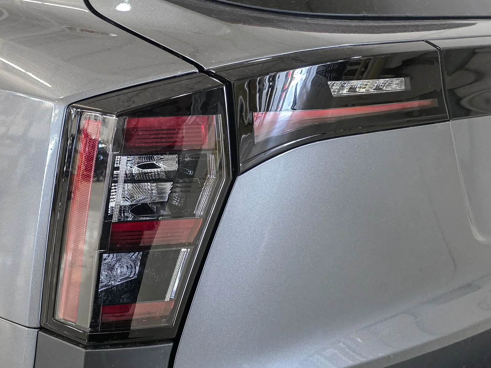 New 2026 Gun Metallic / Scarlet Ember Tintcoat Two-tone Nissan SR image 15