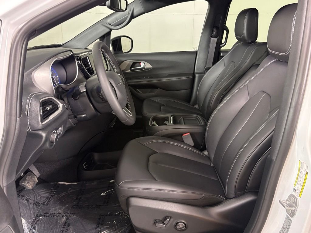 New 2027 Bright White Clear-Coat Paint Chrysler Select image 16