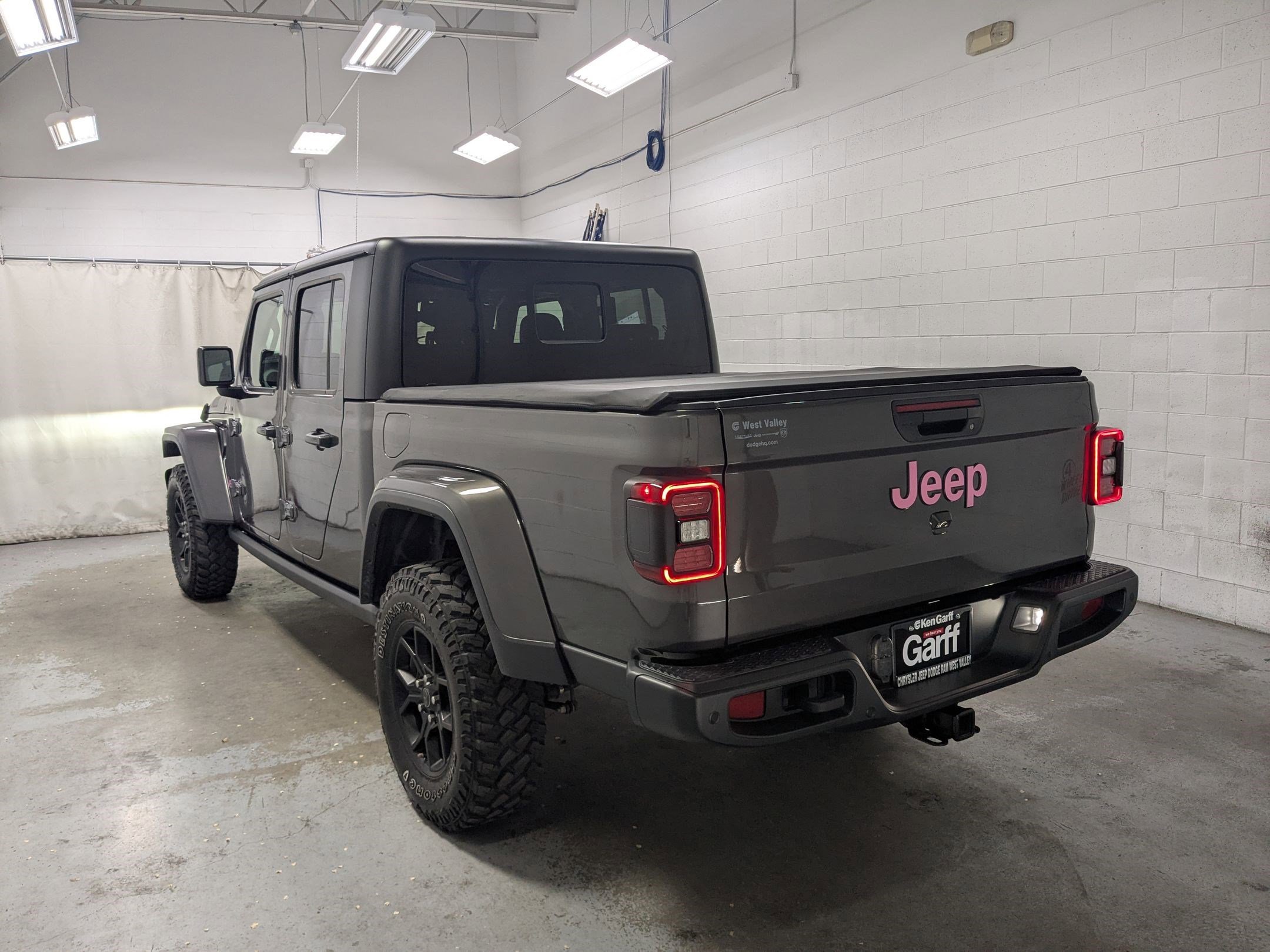 Used 2024 Granite Crystal Metallic Clearcoat Jeep Willys image 7