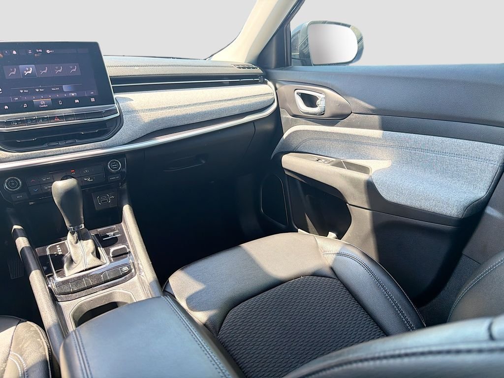 Used 2022 Diamond Black Crystal Pearlcoat Jeep Latitude image 18