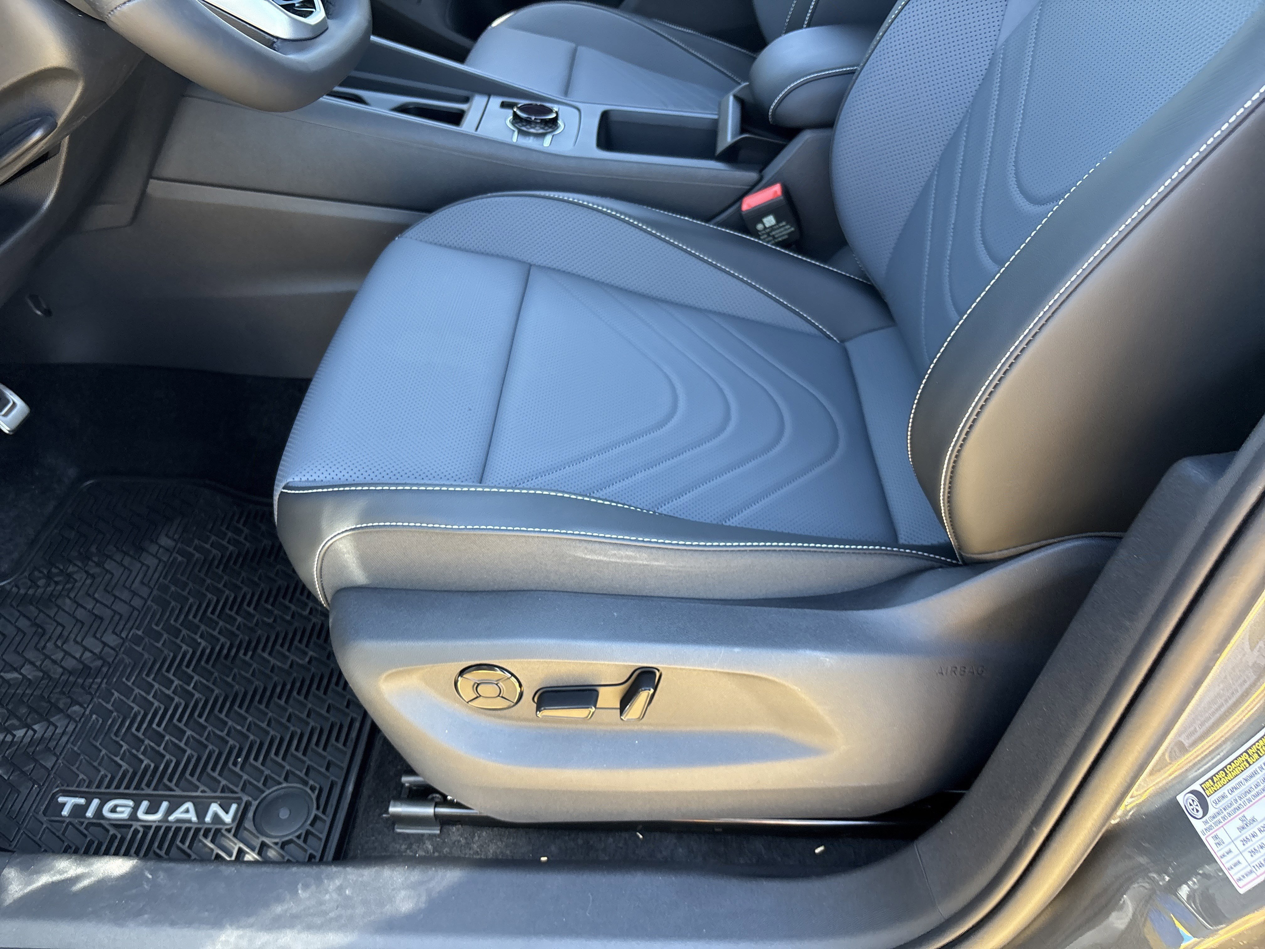 New 2026 Platinum Gray Metallic Volkswagen SE R-Line Black image 17