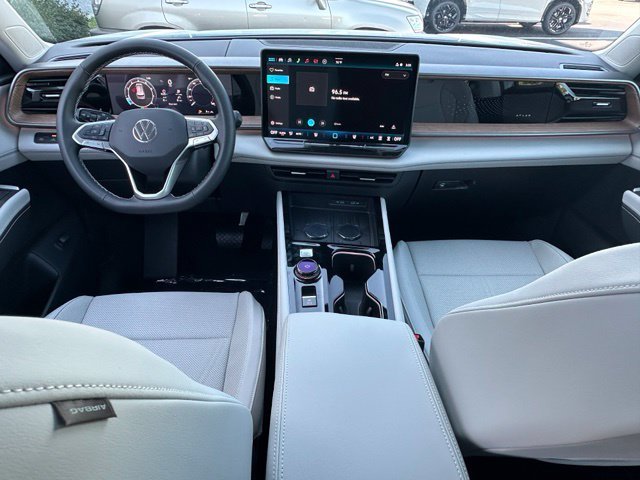 New 2027 White Volkswagen SE w/Technology image 32