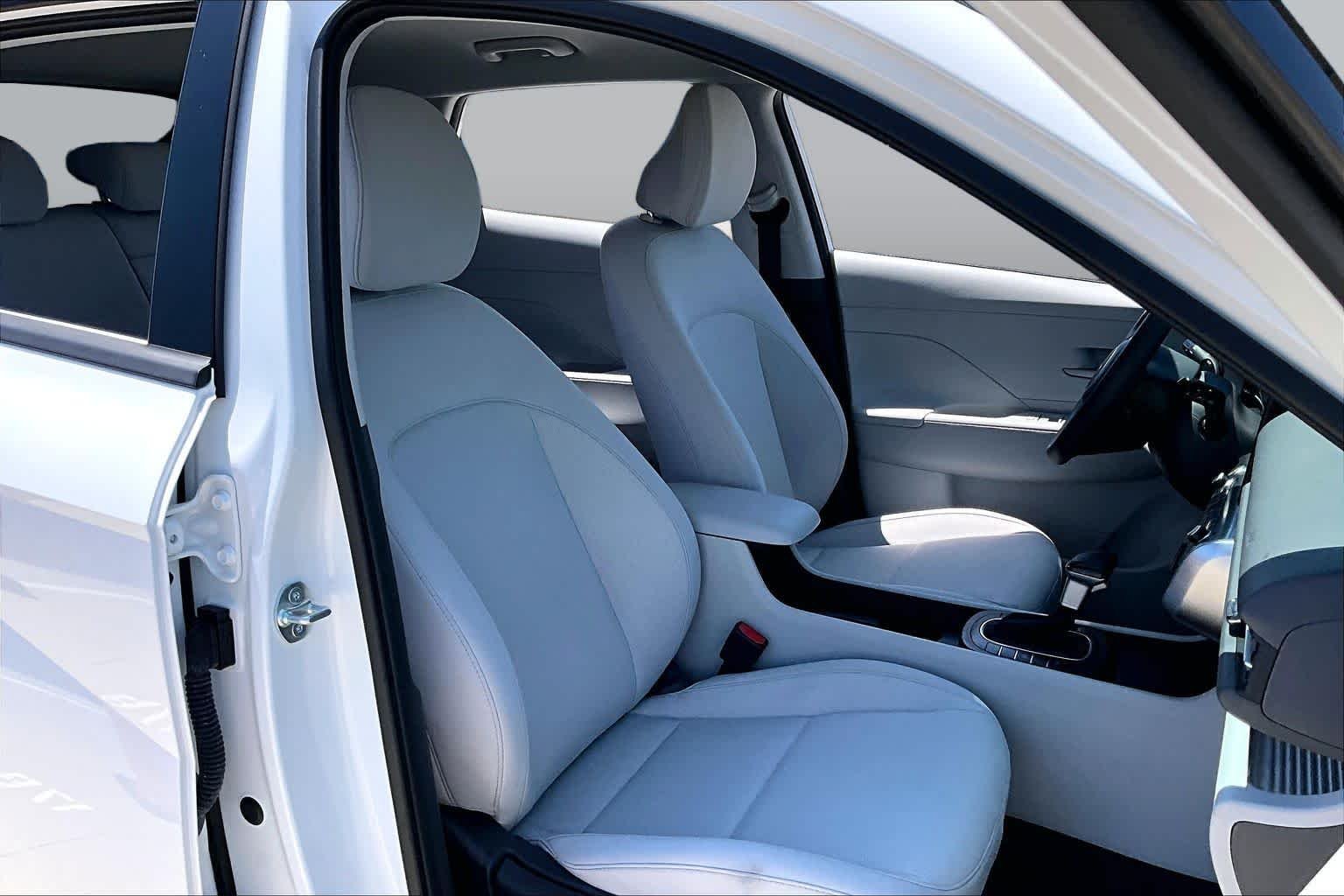 Used 2025 Atlas White Hyundai SEL image 18