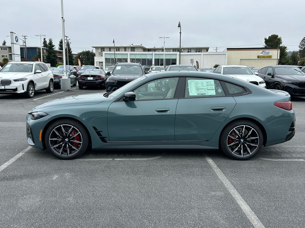 New 2026 Cape York Green Metallic BMW xDrive40 image 2