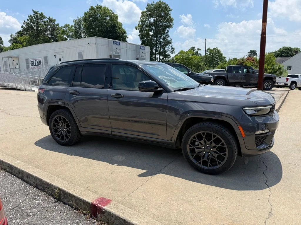 Used 2024 Gray Jeep Summit image 5