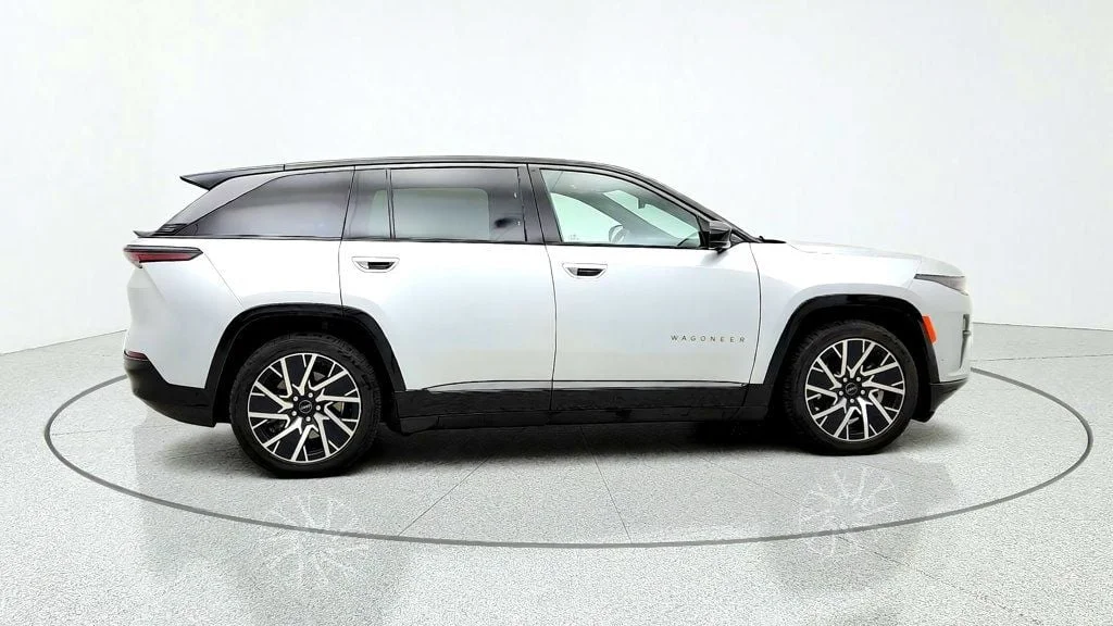 Used 2025 Silver Zynith Clearcoat Jeep Limited AWD w/ Dark Appearance Package & Titanium Accents image 4