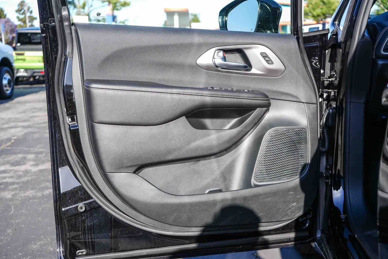 New 2026 Diamond Black Crystal Pearl-Coat Exterior Paint Chrysler Select image 24