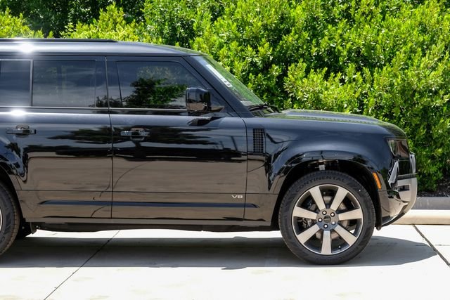 New 2026 Santorini Black Metallic Land Rover V8 image 13