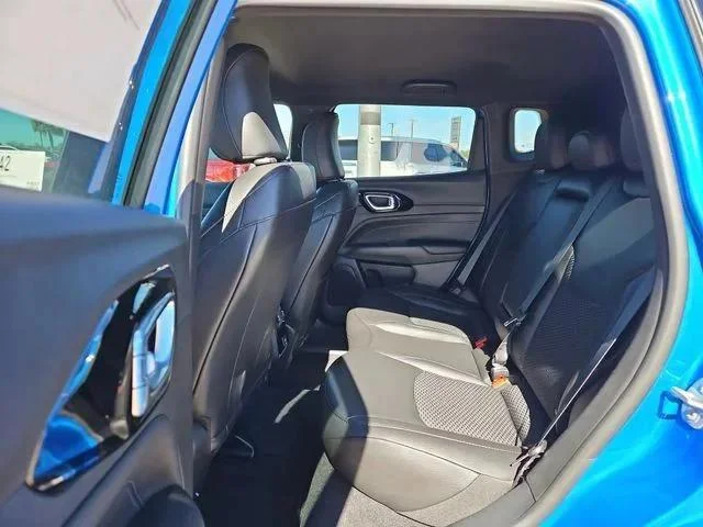 New 2026 Hydro Blue Pearl-Coat Exterior Paint Jeep Latitude image 12