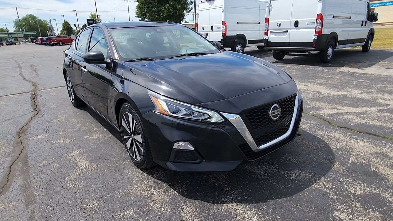 Used 2021 Nissan Altima SV with VIN 1N4BL4DV2MN337667 for sale in Elkhart, IN