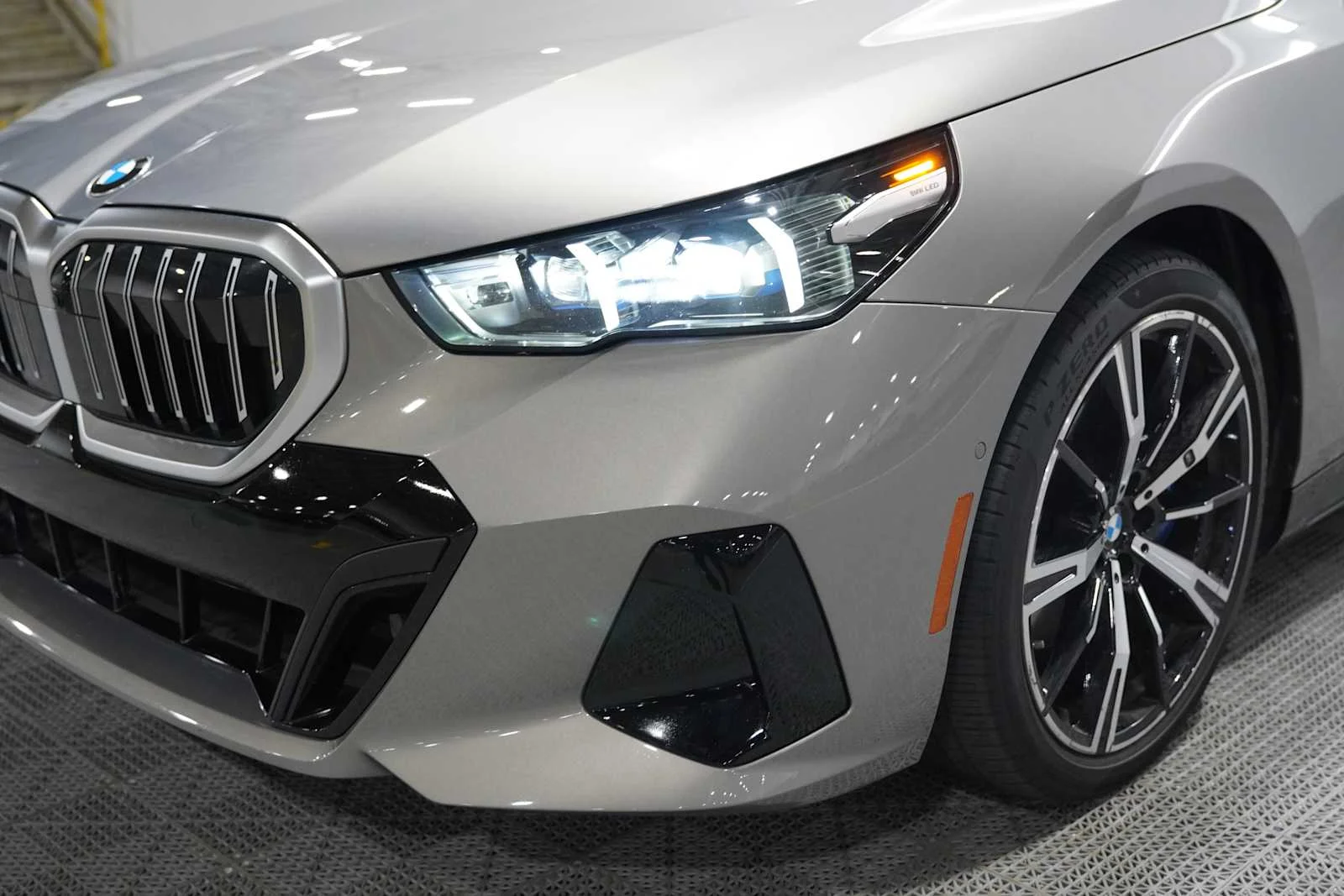 Certified Used 2024 Oxide Grey Met BMW 530i image 7