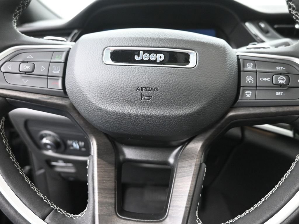 New 2026 Diamond Black Crystal Pearl-Coat Exterior Paint Jeep Limited image 21