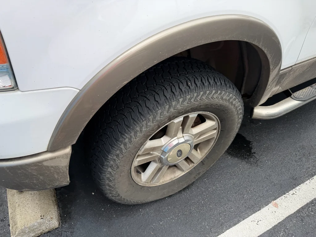 Used 2004  Ford XLT image 2