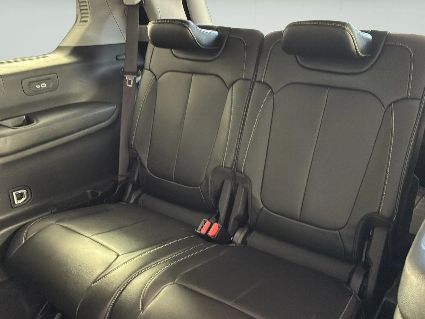 Used 2023 Velvet Red Pearlcoat Jeep Limited image 23